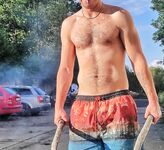 Mec: 2 Nude Pics